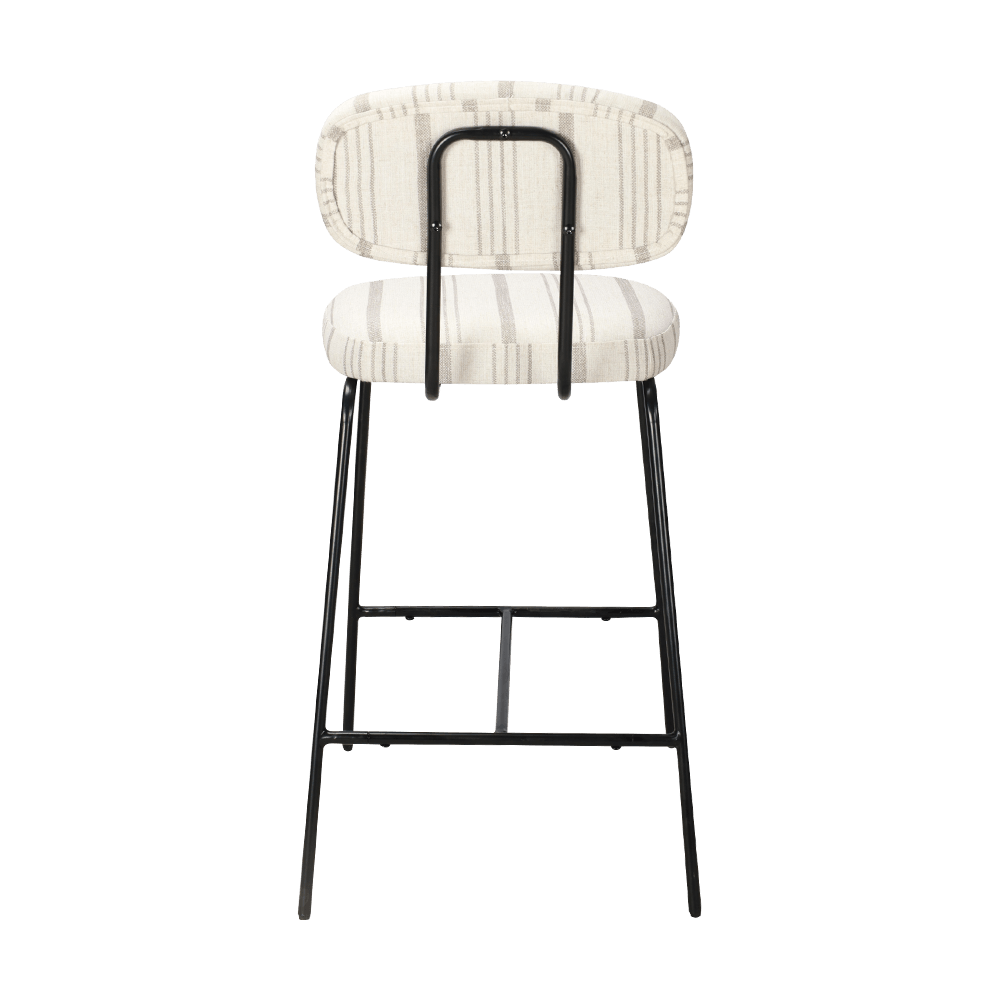 금속 다리가 등을 가진 식당을 씌운 식당