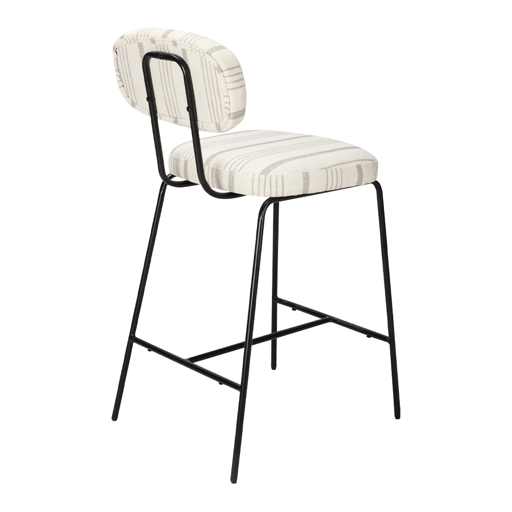 금속 다리가 등을 가진 식당을 씌운 식당