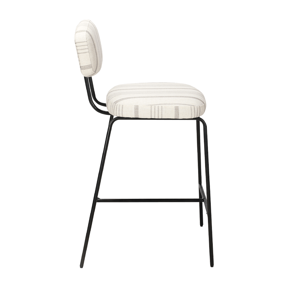 금속 다리가 등을 가진 식당을 씌운 식당